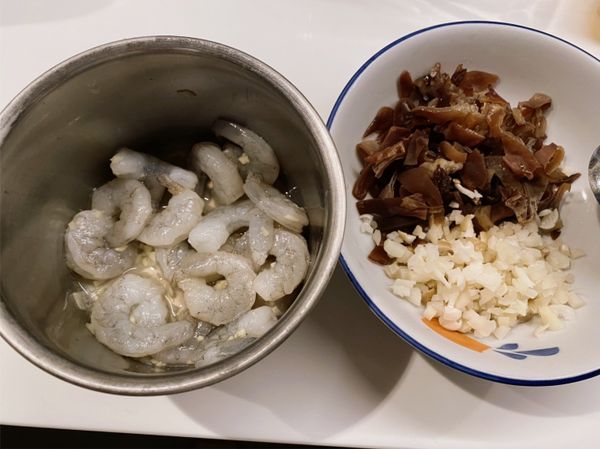 蝦仁用米酒、薑末、少量鹽巴抓醃後放置冰箱
