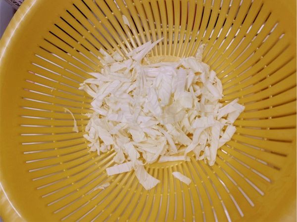 利用醃製蝦仁時間備料-高麗菜、木耳切絲(如上圖)，菇菇切細碎(較難消化)、番茄半顆切塊切丁(保留半顆番茄作為拌飯茄汁用)