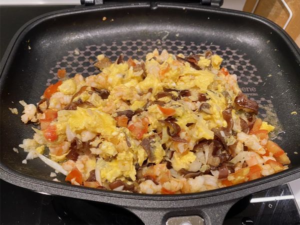 放進高麗菜絲，最後倒入蛋液拌炒至全熟(想要高麗菜絲口感不那麼軟嫩也可放蛋完再加)