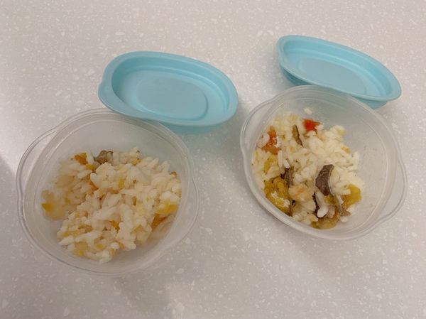 剩餘半顆番茄燙熟後拌入白飯再將剛剛的料理一起拌勻完成。