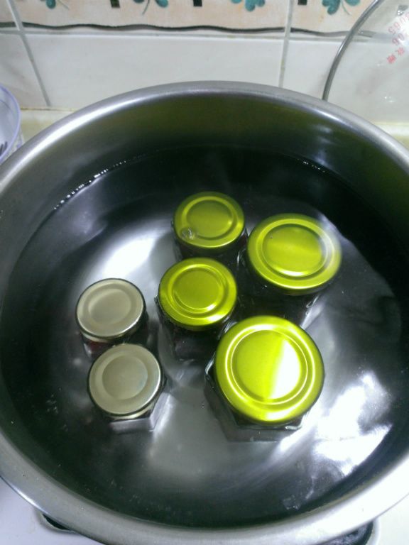 當果醬呈現黏稠狀-即可裝瓶,倒扣將空氣擠出,將放到沸水中煮沸1分鐘,利用沸水將瓶中剩餘空氣擠出