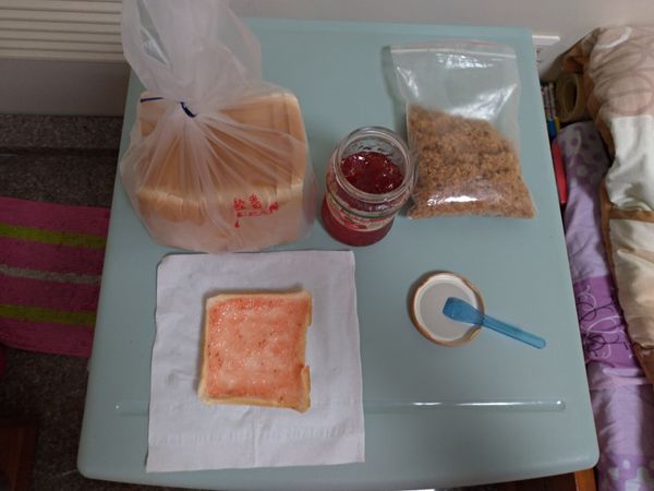 用乾的湯匙挖取適量草莓醬，並且塗滿整片吐司