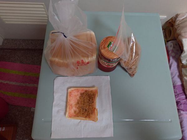 小心的淋上適量的肉鬆