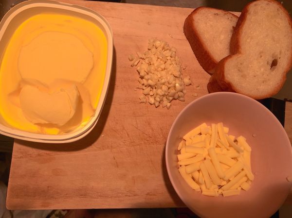 備料
把大蒜切成蒜末