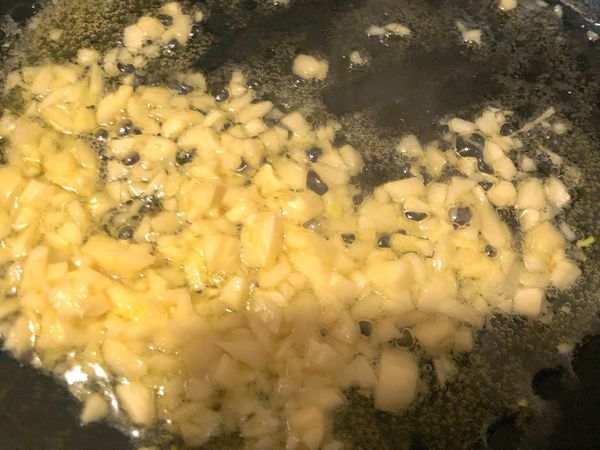 小火加入奶油 
奶油融化後再加入大蒜爆香