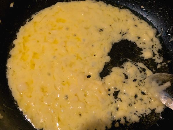 香味出來後加入起司條 攪一攪讓起司慢慢融化