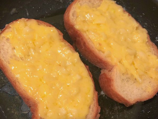 醬料抹在麵包上 用小火煎麵包