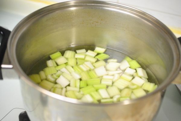 西芹洗淨切成丁狀,取一鍋滾水,燙熟西芹,撈出放涼備用.