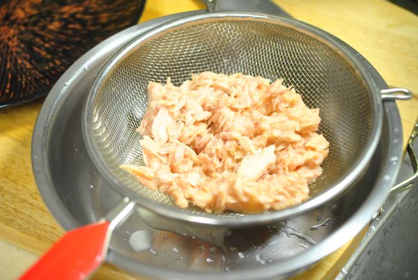 鮪魚片罐頭倒出,瀝乾液體.(一整罐)