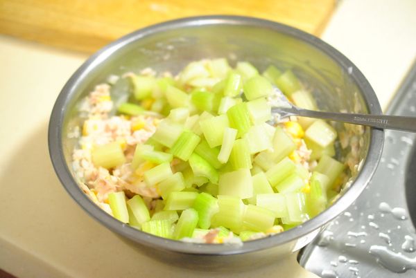 再放入放涼的西芹丁拌均勻即可.