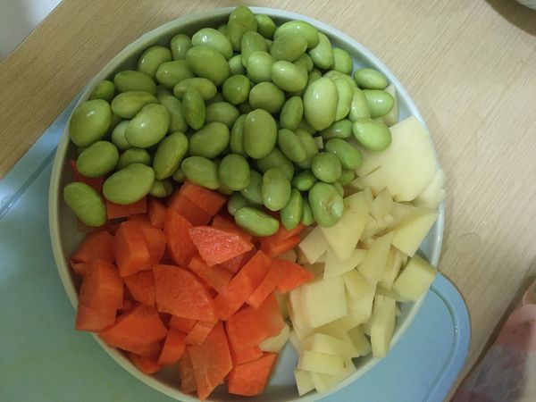 將紅蘿蔔&amp;馬鈴薯切小片，毛豆仁洗淨
