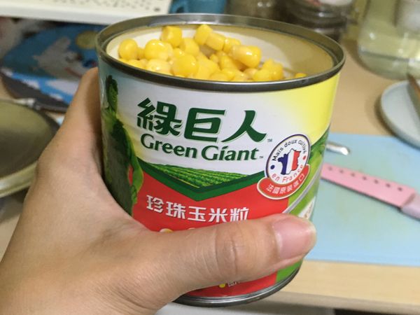 最後倒入半罐玉米粒，拌炒一下，加適量鹽巴，就完成啦！