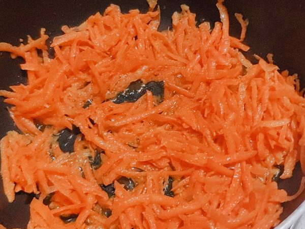 小火熱鍋加油
加入胡蘿蔔拌炒 炒出香氣
加入些許水份讓胡蘿蔔更加軟化

🔅胡蘿蔔經過油炒過後，會釋放出滿滿營養唷!