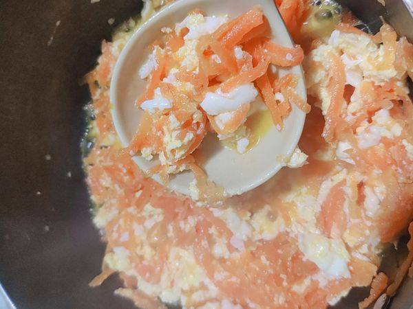 在蛋液冒小氣泡時，
輕輕的翻動蛋
將蛋液與胡蘿蔔混合

等待蛋液熟透
湯汁收到喜歡的程度
就完成了!