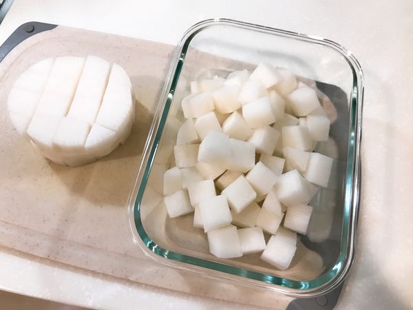 以3x3刀切成方塊狀。