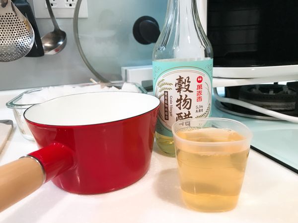 用量米杯將醋、水、糖的比例以1:1:0.5調和在一起。
