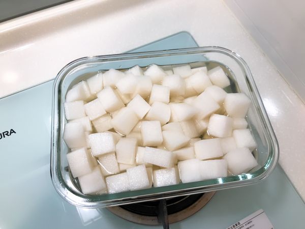 剛降溫的糖醋水直接倒進白蘿蔔裡，拌一拌，冷藏半天就入味了。