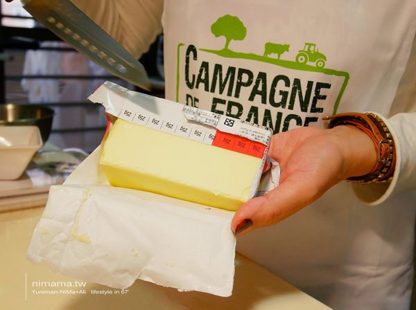 綠色山丘這款無鹽發酵奶油來自100%諾曼地
打開本身有刻度，挺方便的，這款只有250克，隨時備用對媽媽料理來說很方便