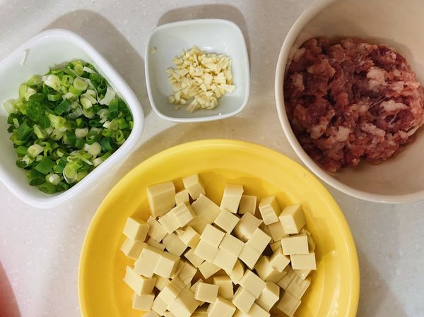 豆腐切丁
蔥切蔥花備用
蒜切末