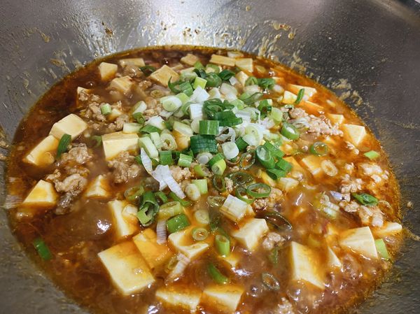 4-5分鐘後勾芡，並撒花椒粉及蔥花即可
（這次剛好沒買到花椒粉我加花椒油提味）

喜歡吃很辣的朋友可自行再加辣醬🌶