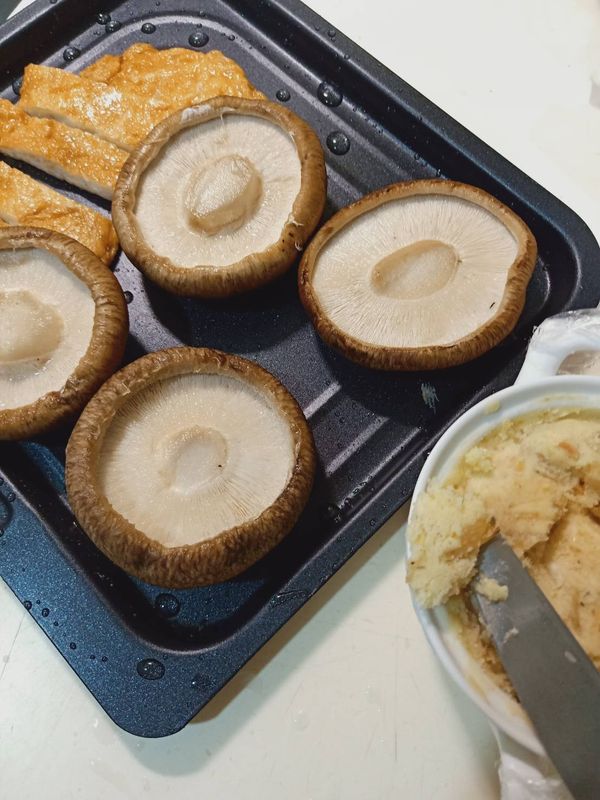 選擇凹一點的香菇比較好塞