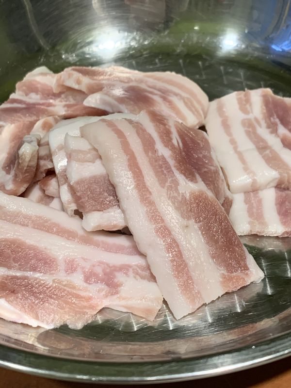 材料:
五花肉 3條(約500g)
洋蔥 1個