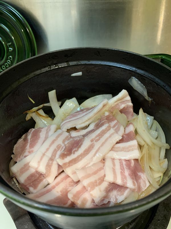 2. 洋蔥切絲，備用。