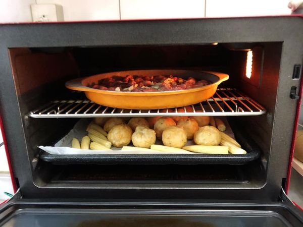 (1)準備烤盤先將醃漬入味的味噌豬肉舖上烤盤中再加入蒜末拌均勻
(2)食材準備好就先入水波爐炒