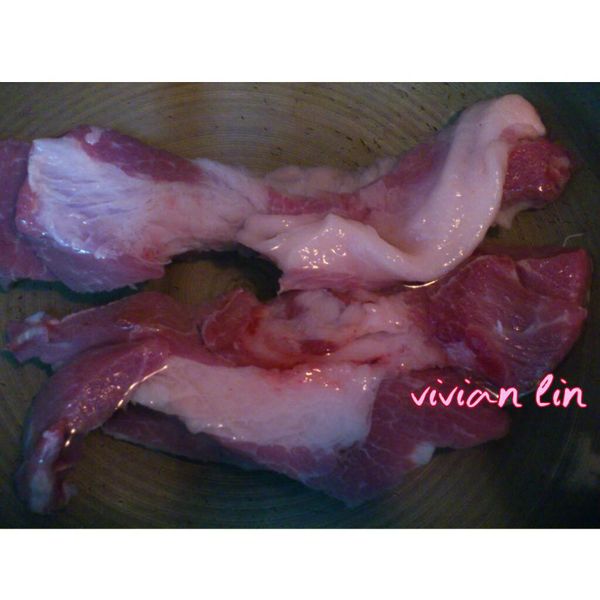 將五花肉入滾水燙熟.爐火可先熄火.讓肉悶著