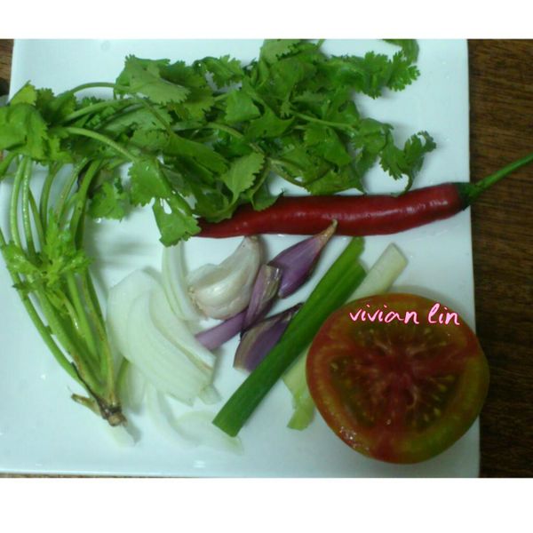 將洋蔥.番茄切小丁 
紅蔥頭.蒜頭.辣椒切末 
香菜切小小段