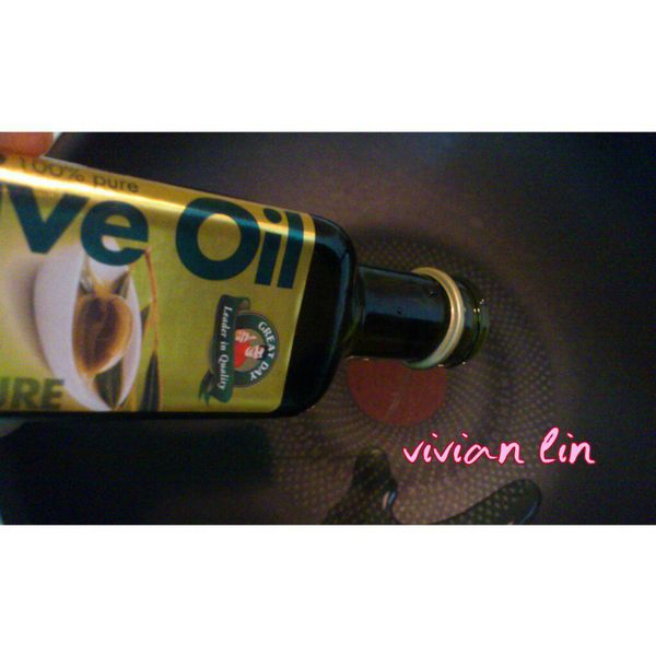 先在鍋中加入得意的一天橄欖油.~
得意的一天橄欖油 含有豐富的維他命A、D、E、K，及抗氧/抗老化的作用 ,還能吃進健康唷～