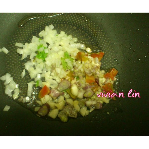 加入紅蔥頭.洋蔥.蒜末.辣椒.先爆香