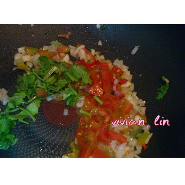 在加入番茄丁.香菜翻炒拌勻