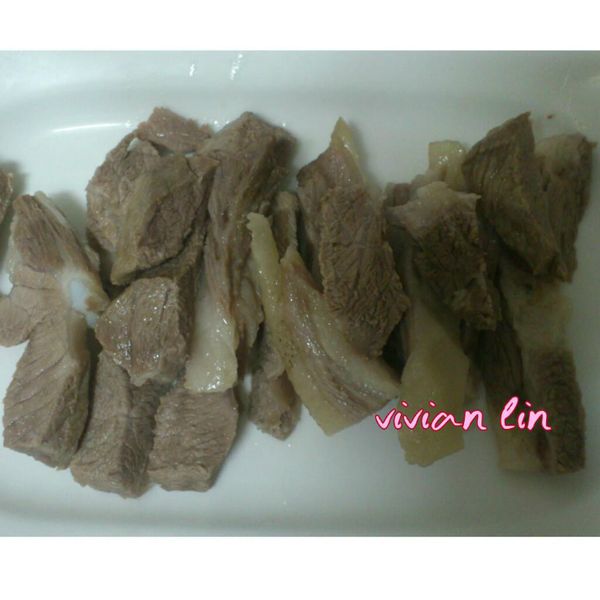 將煮熟的五花肉切小塊.先盛盤鋪底.