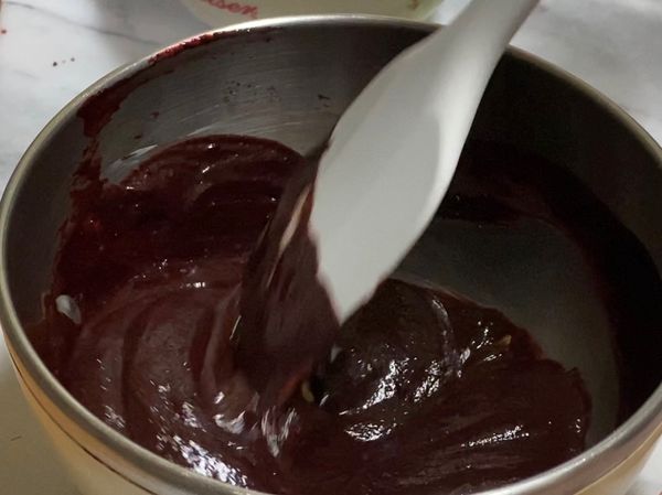 先將動物性鮮奶油煮熱，再沖到巧克力拌勻，接著加入果泥拌勻後再加入奶油拌勻備用。