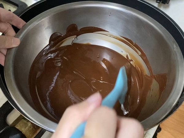 將調溫巧克力隔水融化，升溫至45度在降溫至26度在升溫至30度。