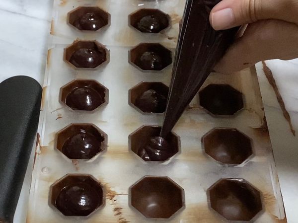 將內餡擠入約6分滿，在冷藏。