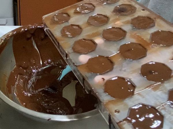 封口後，刮平冷藏。