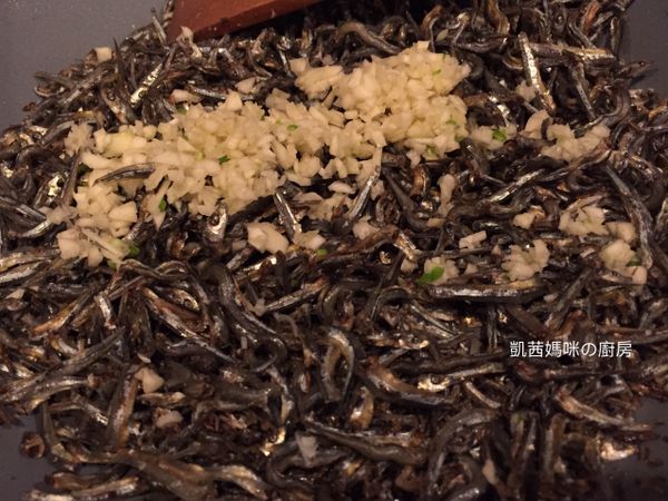 加入蒜末翻炒3分鐘，讓蒜末的香味四溢在小魚乾。