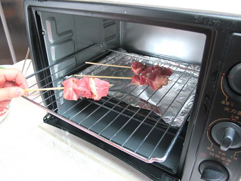 烤箱溫度160度,預熱一下,再放入肉串烤10分鐘。