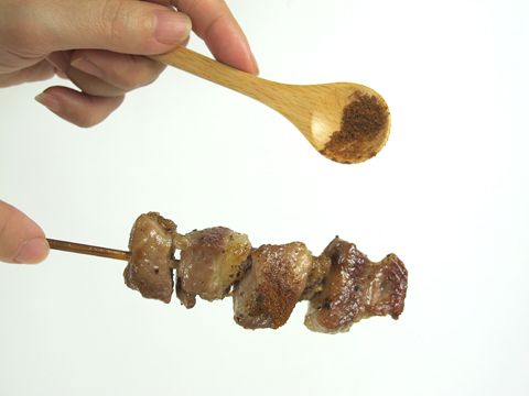 食用前灑上馬告辣椒粉,美味加分!