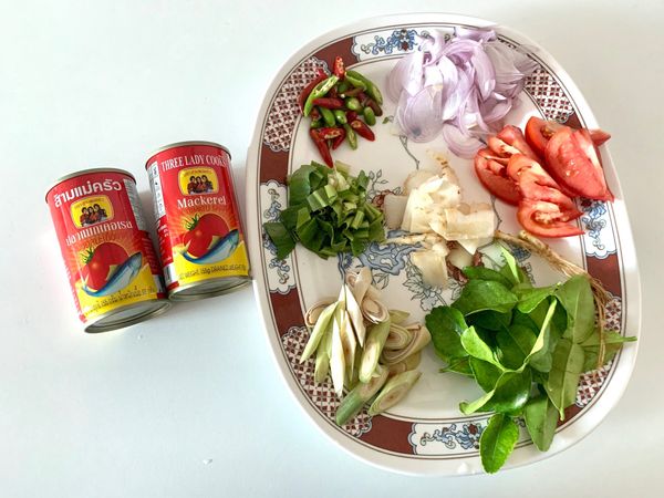 所有的配料洗淨切好備用。