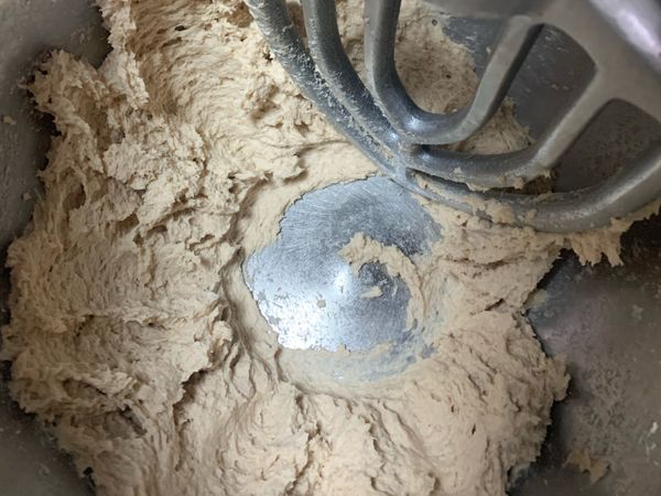 將乾粉全部混合過篩後丟入攪拌缸，加入酵母、溫水、細砂糖攪至均勻後在加入鹽混合。