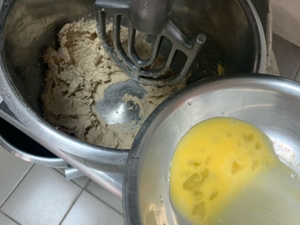 慢慢加入蛋液，打至成麵糊狀。