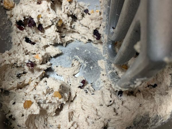 最後加入果乾芝麻均勻攪拌。