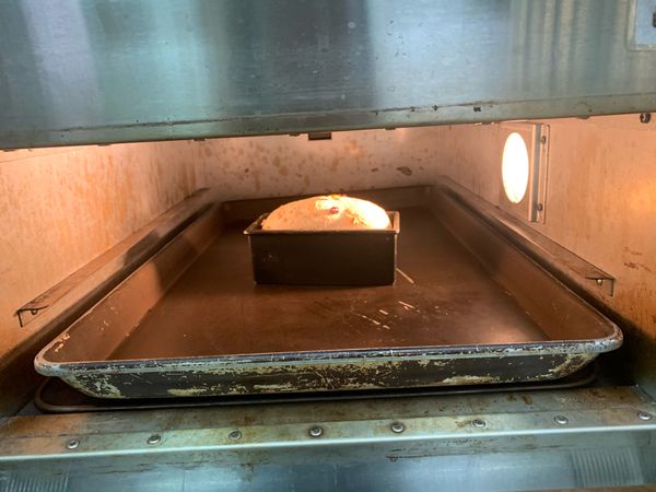 進烤箱上火170度/下火190度烤40分鐘。
表皮上面撒一些燕麥粗粉增加裝飾。