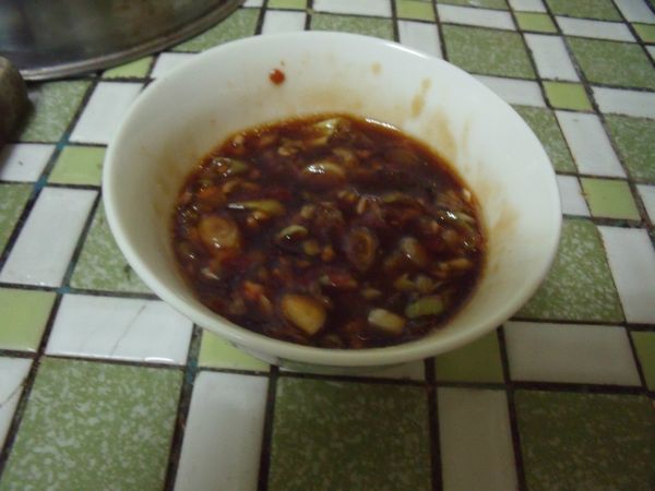 將蒜末,辣椒醬,花椒粉,烏醋,香油,醬油膏,溫開水攪拌一下,溫開水不要太多,調至糊狀即可。