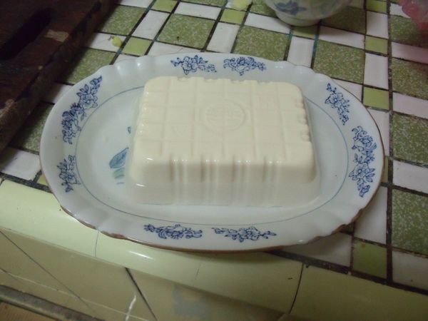 豆腐倒入盤子後,加入溫熱開水泡一下,這樣子醬汁倒入之後就不會一直會跑出豆腐裡面的水,影響醬汁的原本的味道了。