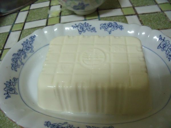 溫開水倒掉後,再豆腐的表面上,用刀子按著豆腐的印記往下切約豆腐的一半,不能切斷,這樣醬汁倒下時,可以較入味。