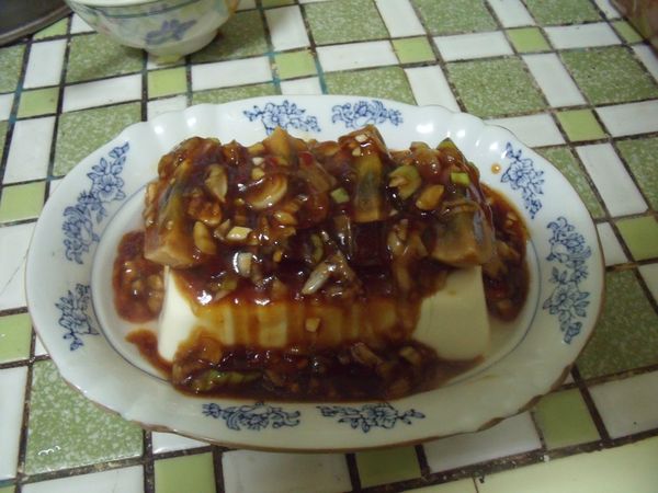 擺入皮蛋(我用的是黃金皮蛋,看起來金黃色),淋上醬汁。